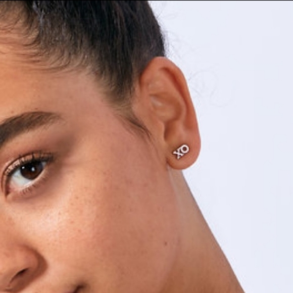 Stella & Dot XO Studs - Picture 2 of 2